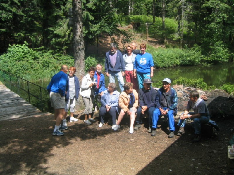 ../Images/b Photo du groupe avant de passer a table.jpg